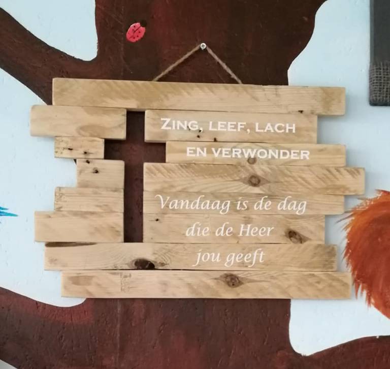 Houten bord met tekst Zing,Leef,Lach Boekhandel Oostdijk